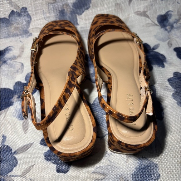 Elegant Black Lace Top and Skirt Set with Shoes & Purse Included - Picture 6 of 8